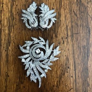 Vintage Broach & matching clip-on earrings